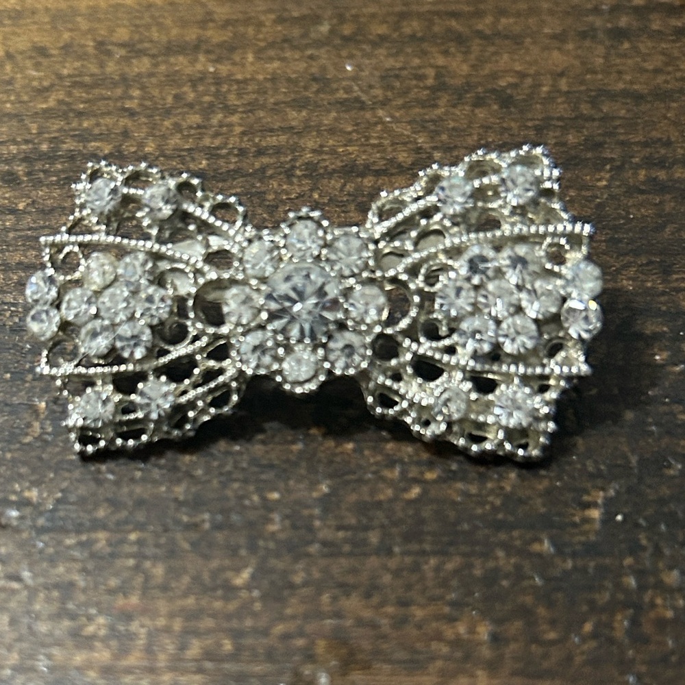 Sparkling Silver Crystal Bow Brooch - Elegant Women’s Jewelry tooth